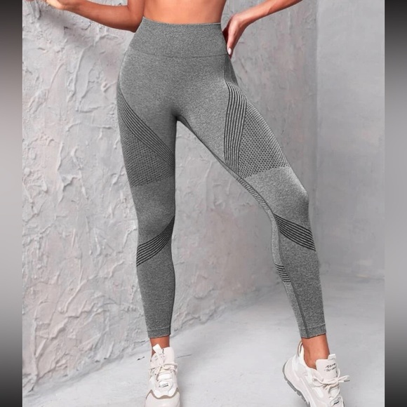 🌸 Amazon 🌸 grey scrunch butt leggings - Picture 2 of 9